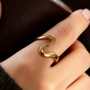 Gold Wave Sculpted Ring - Stainless steel